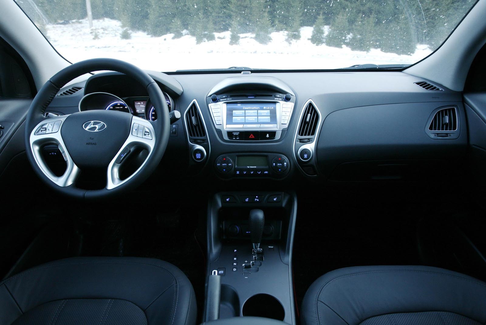 Hyundai ix35 continua si la interiror stilul sofisticat al interiorului, avand o echipare bogata