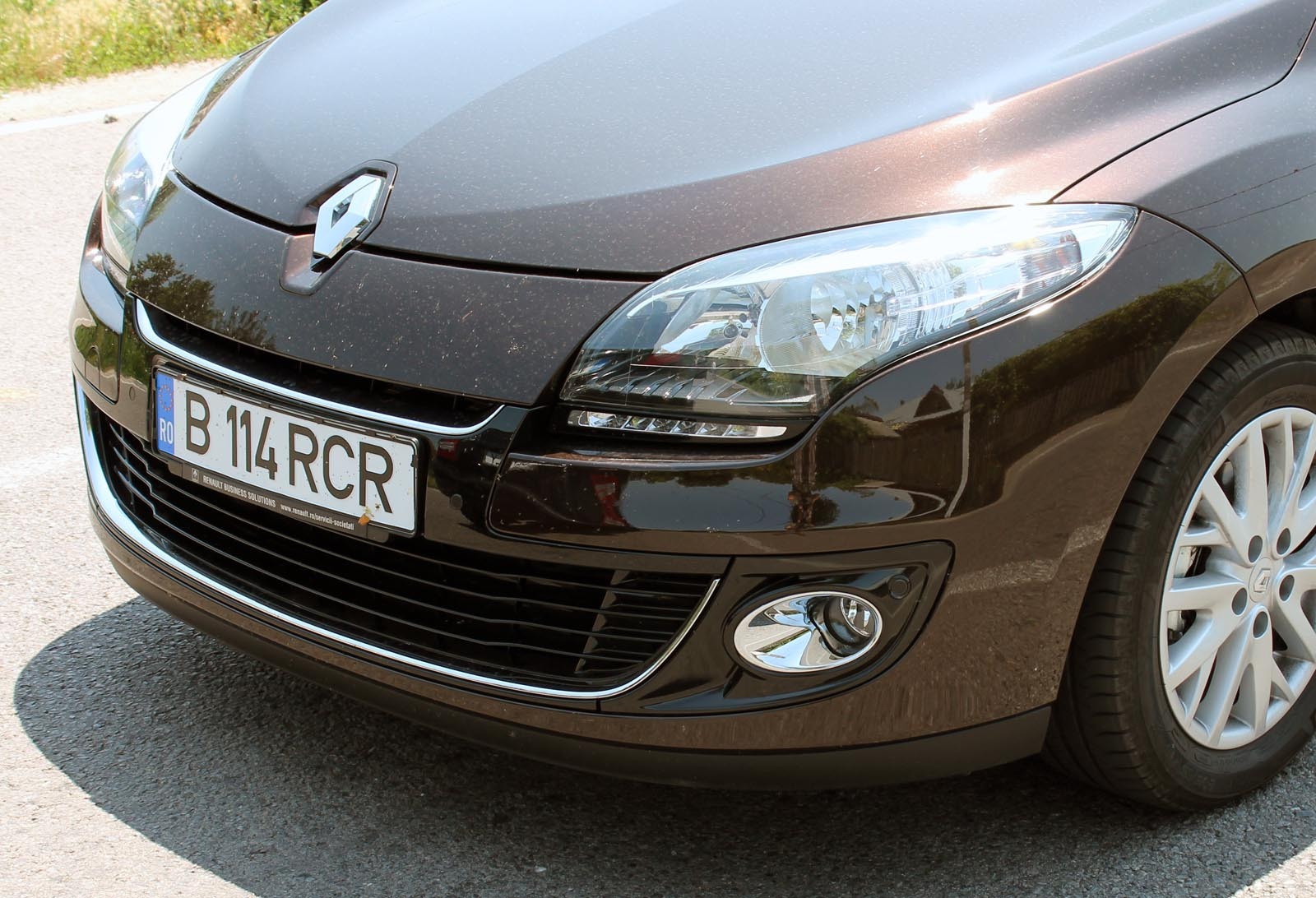 Principalele modificari pentru Renault Megane Collection 2012 - farurile cu lumini de pozitie LED si spoilerul redesenat