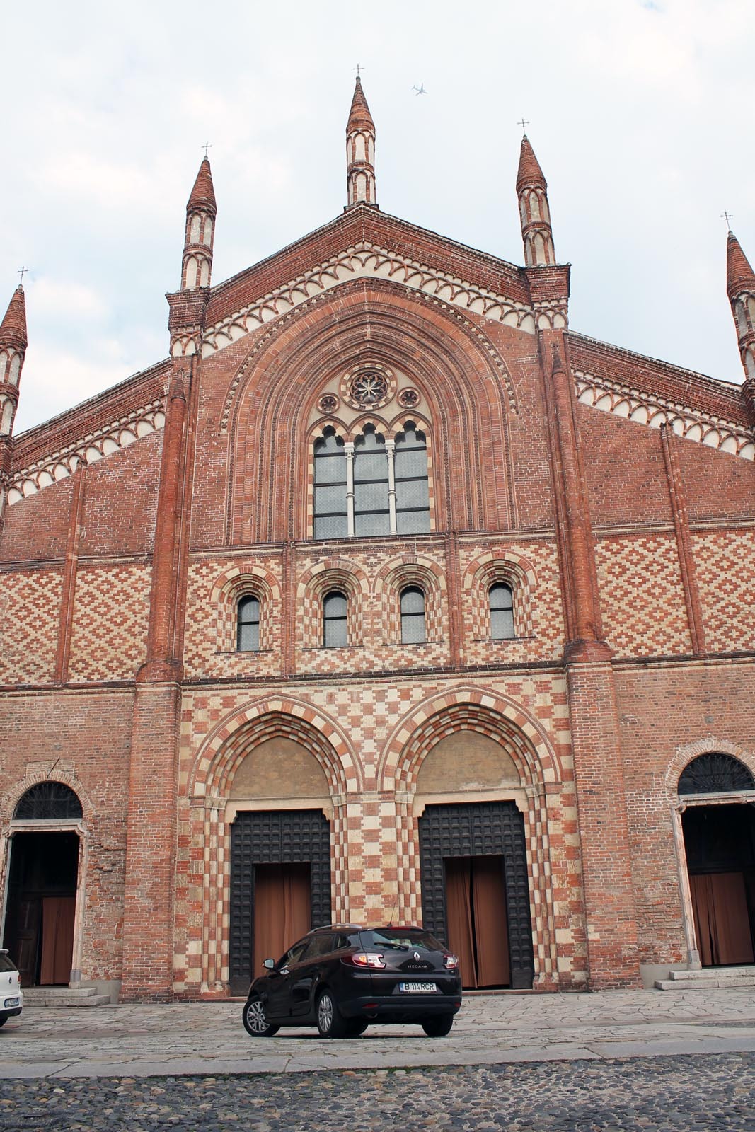 Una dintre catedralele din Pavia