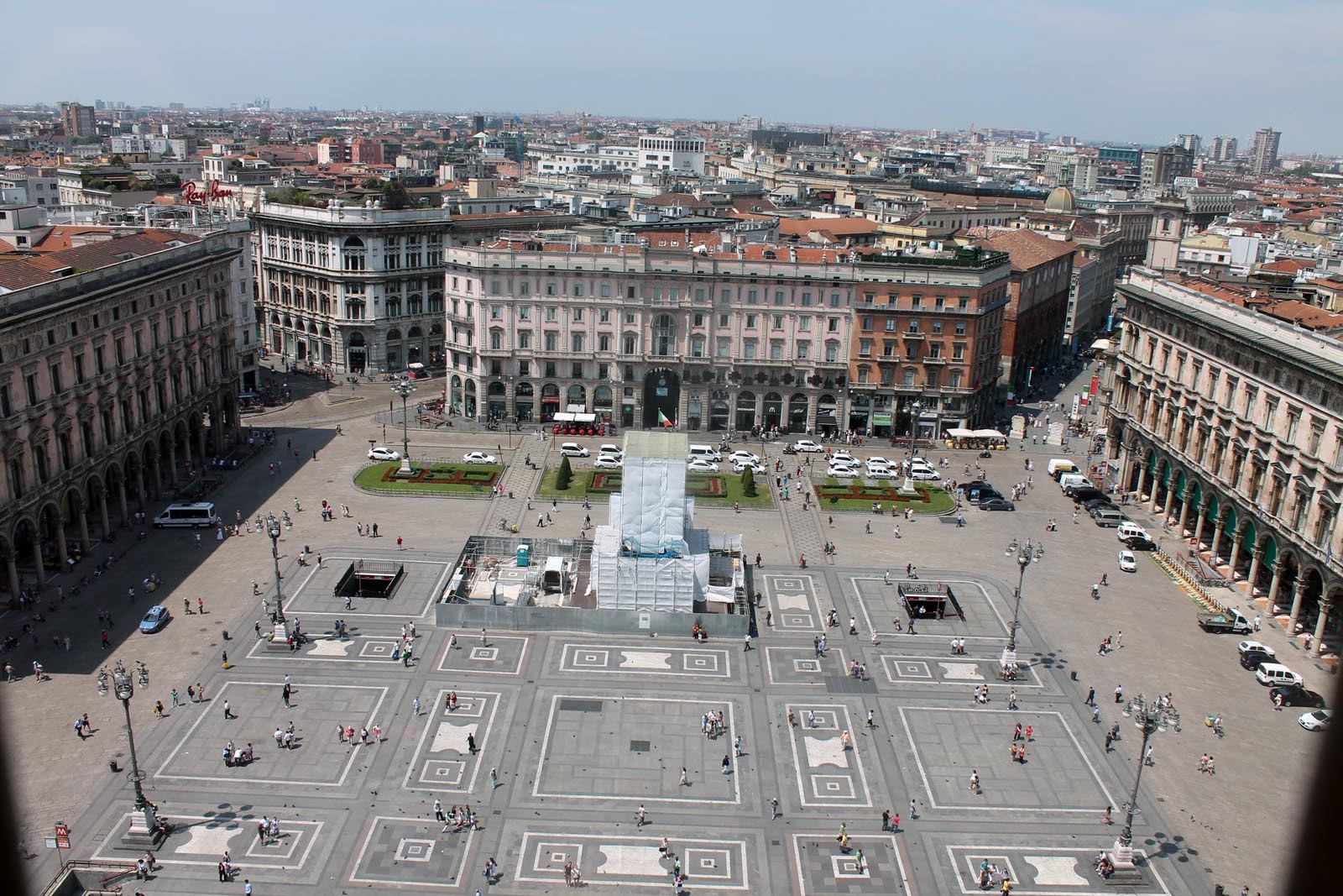 Piazza del Duomo, vazuta de pe terasa Domului din Milano