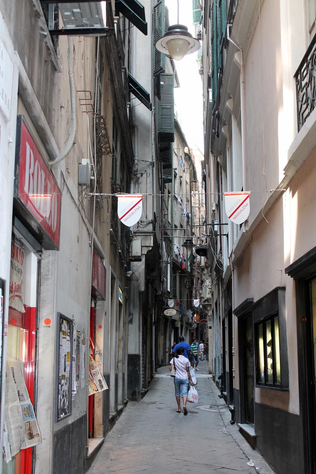 Stradutele inguste din Genova