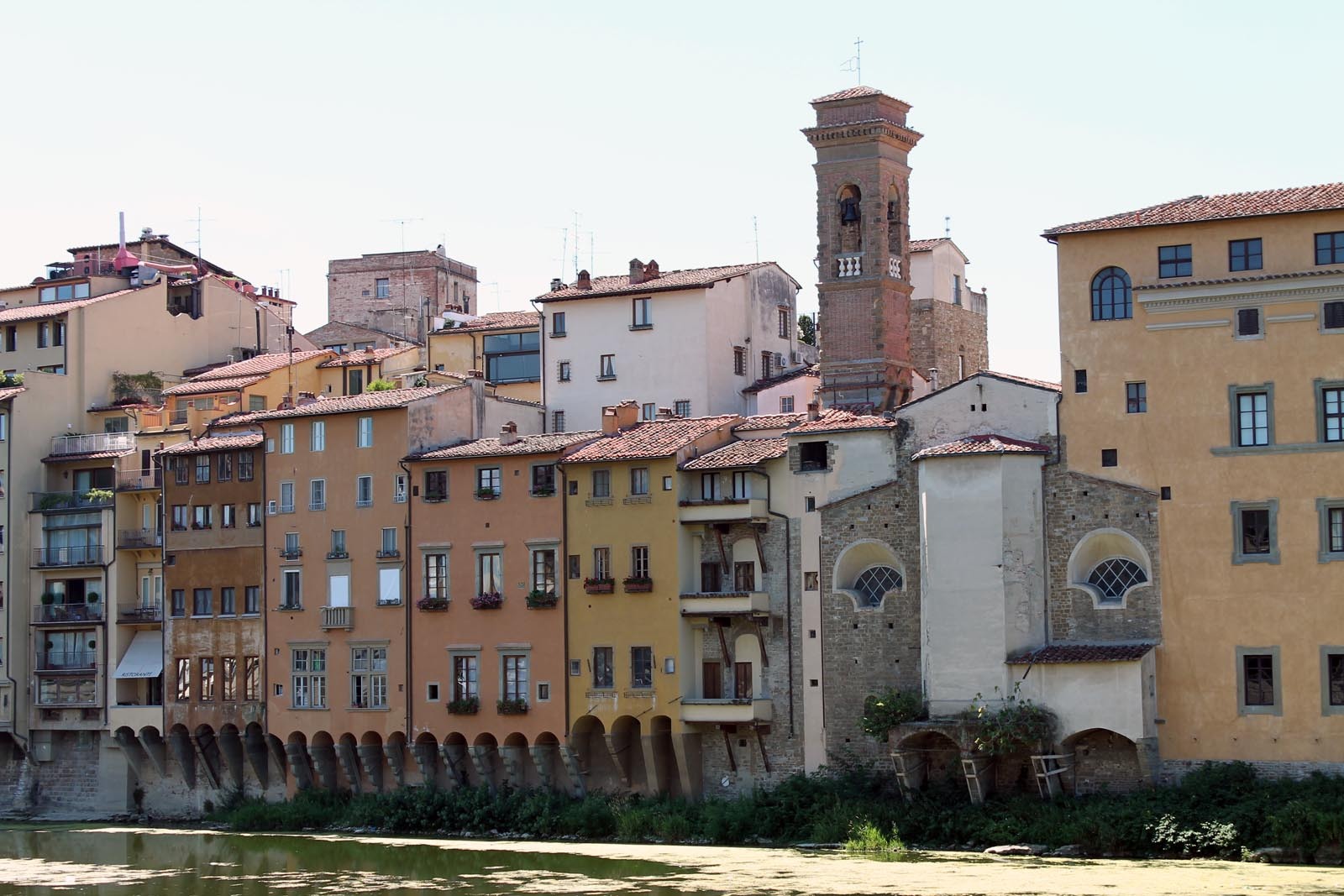 Cladiri de pe malul raului Arno