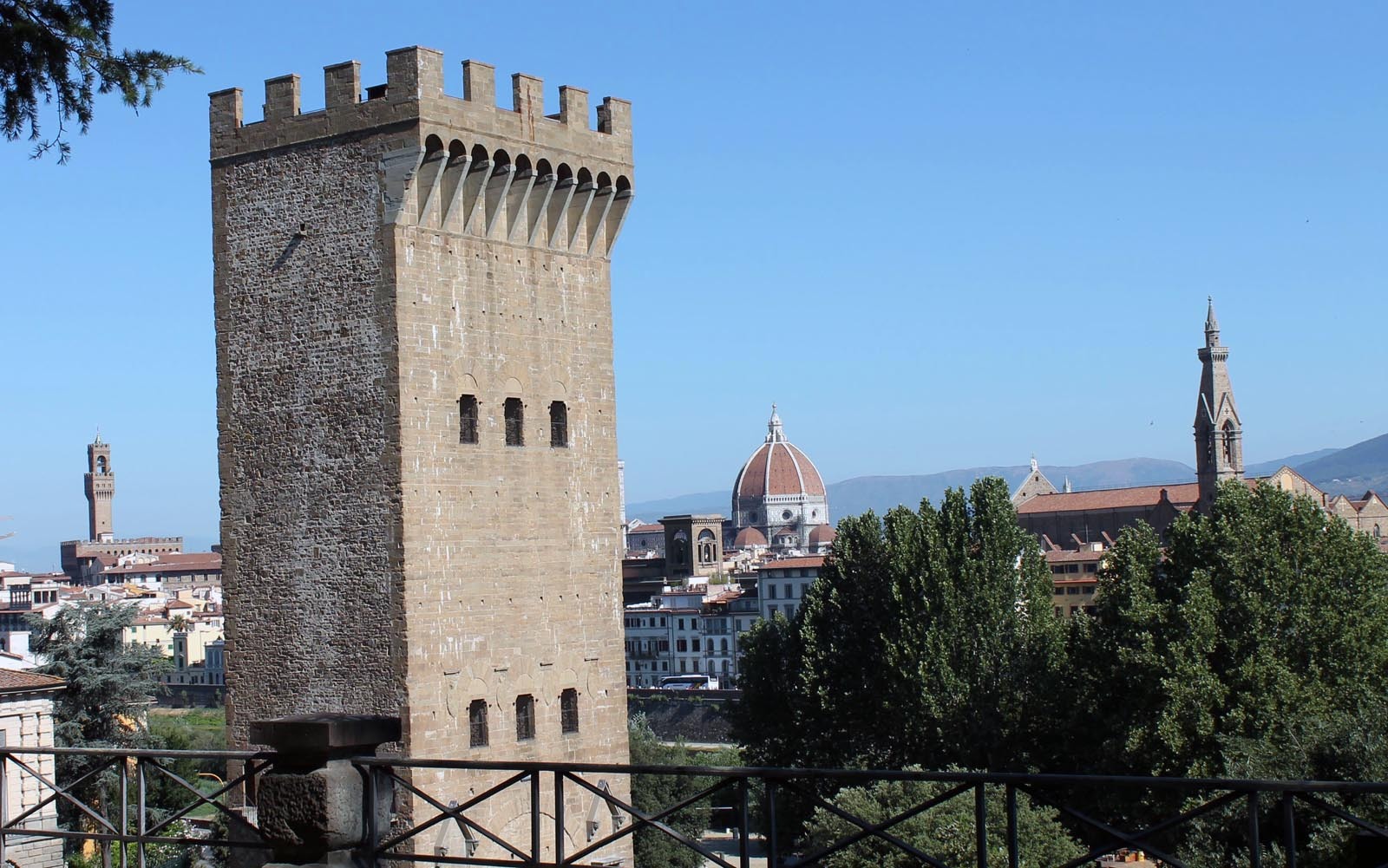 Din turnul San Niccolo cred ca se vede frumos Florenta. Nu l-am prins deschis publicului
