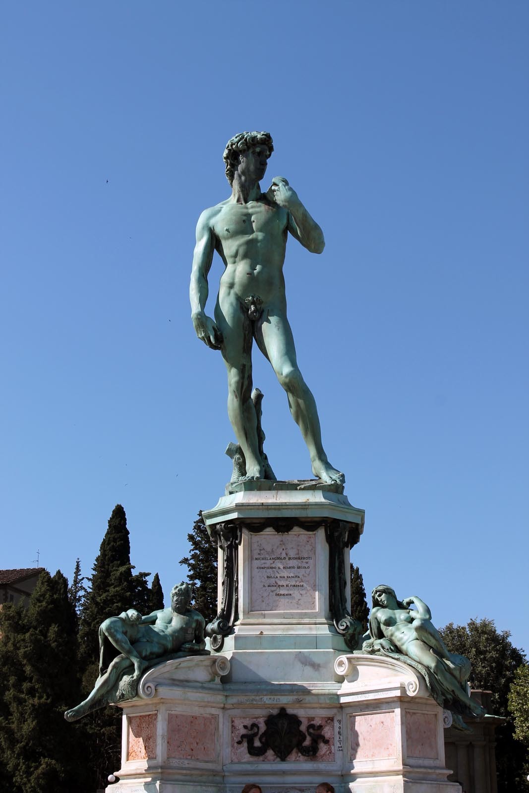 Statuia lui David domina Piazzalle Michelangelo