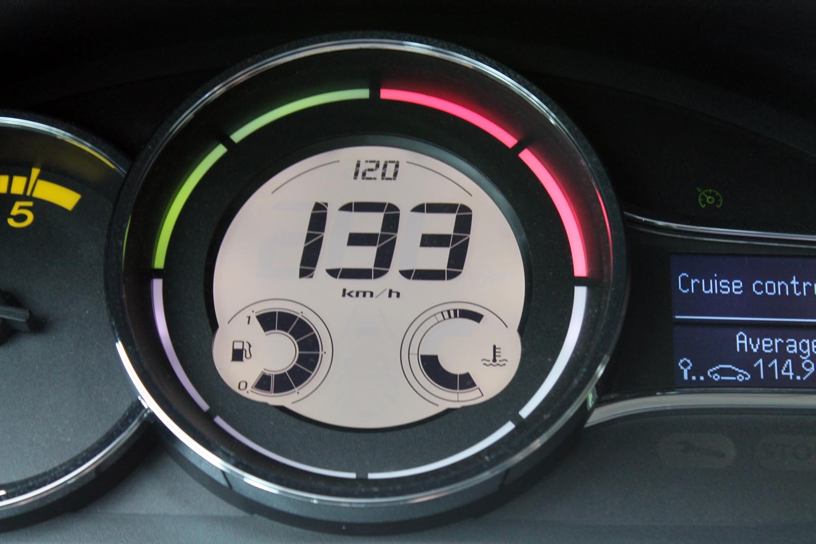 Foarte buna ideea displayului cu indicarea vitezei setate si ledurile verzi si rosii