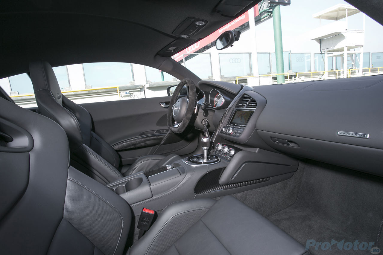 Audi R8 facelift 2013 interior