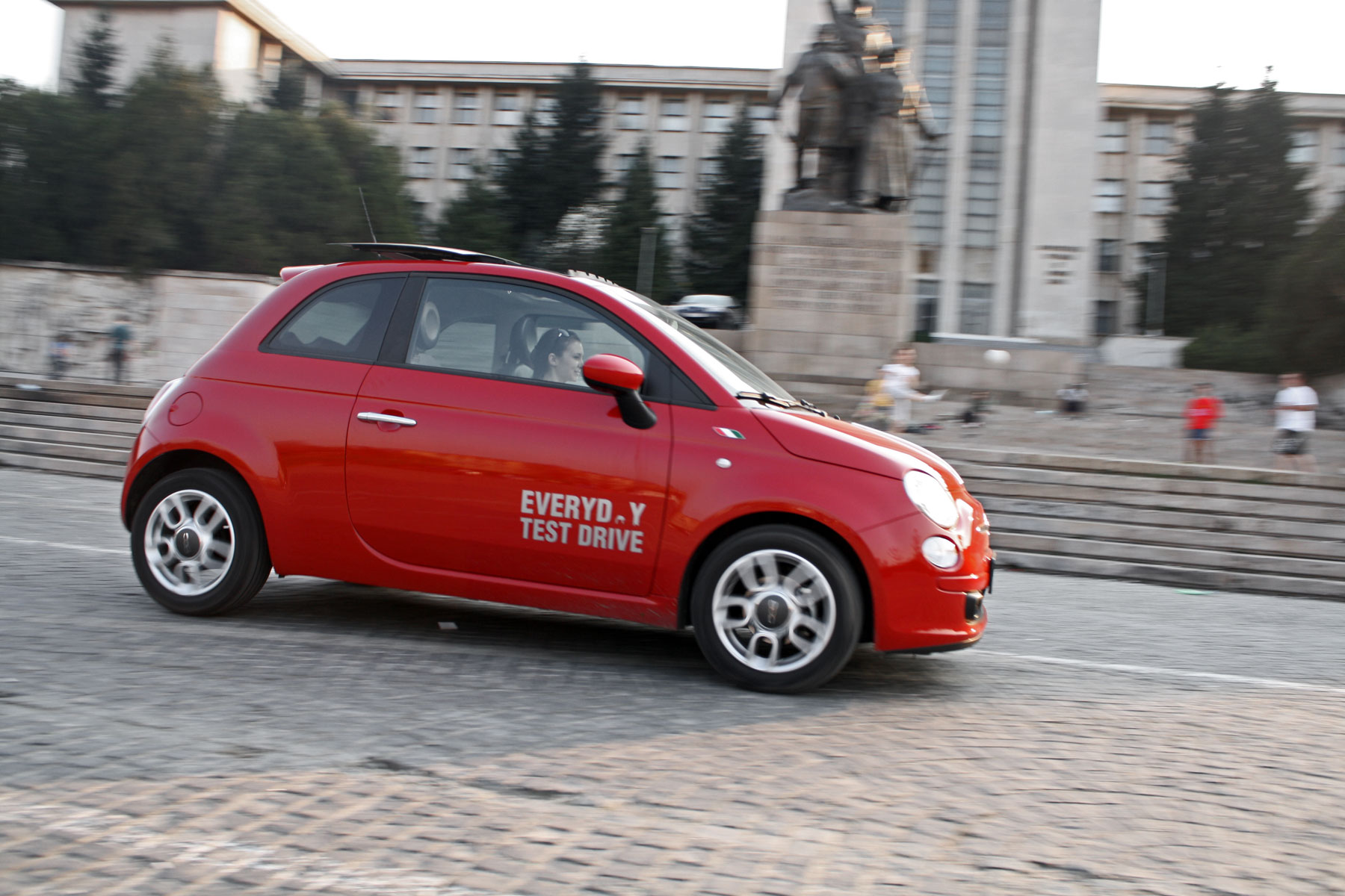 Fiat 500 subjuga persoanele de sex feminin. Mai ales daca este rosu!