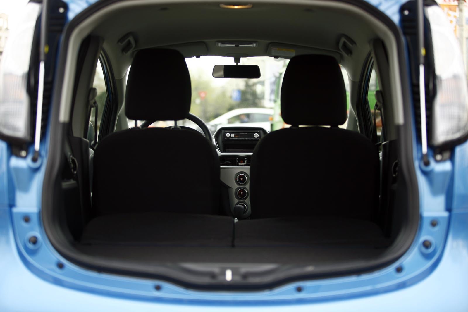 Raportat la gabaritul exterior, Mitsubishi i-MiEV ofera un spatiu interior foarte generos