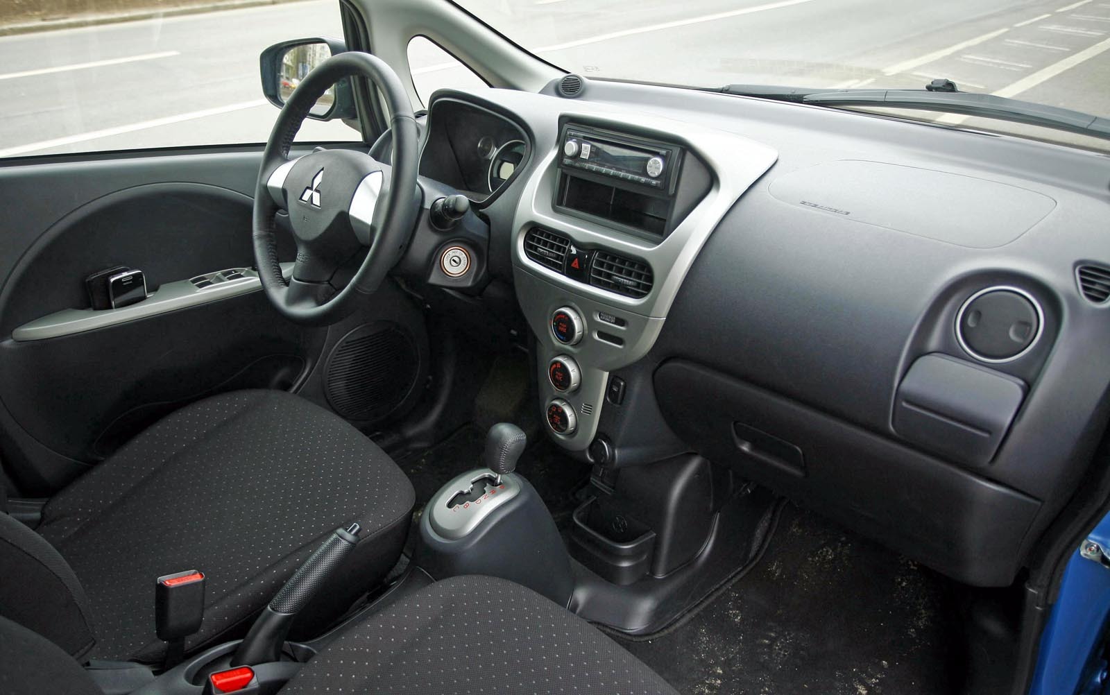 Interiorul lui Mitsubishi i-MiEV este normal pentru o masina de oras actuala ieftina