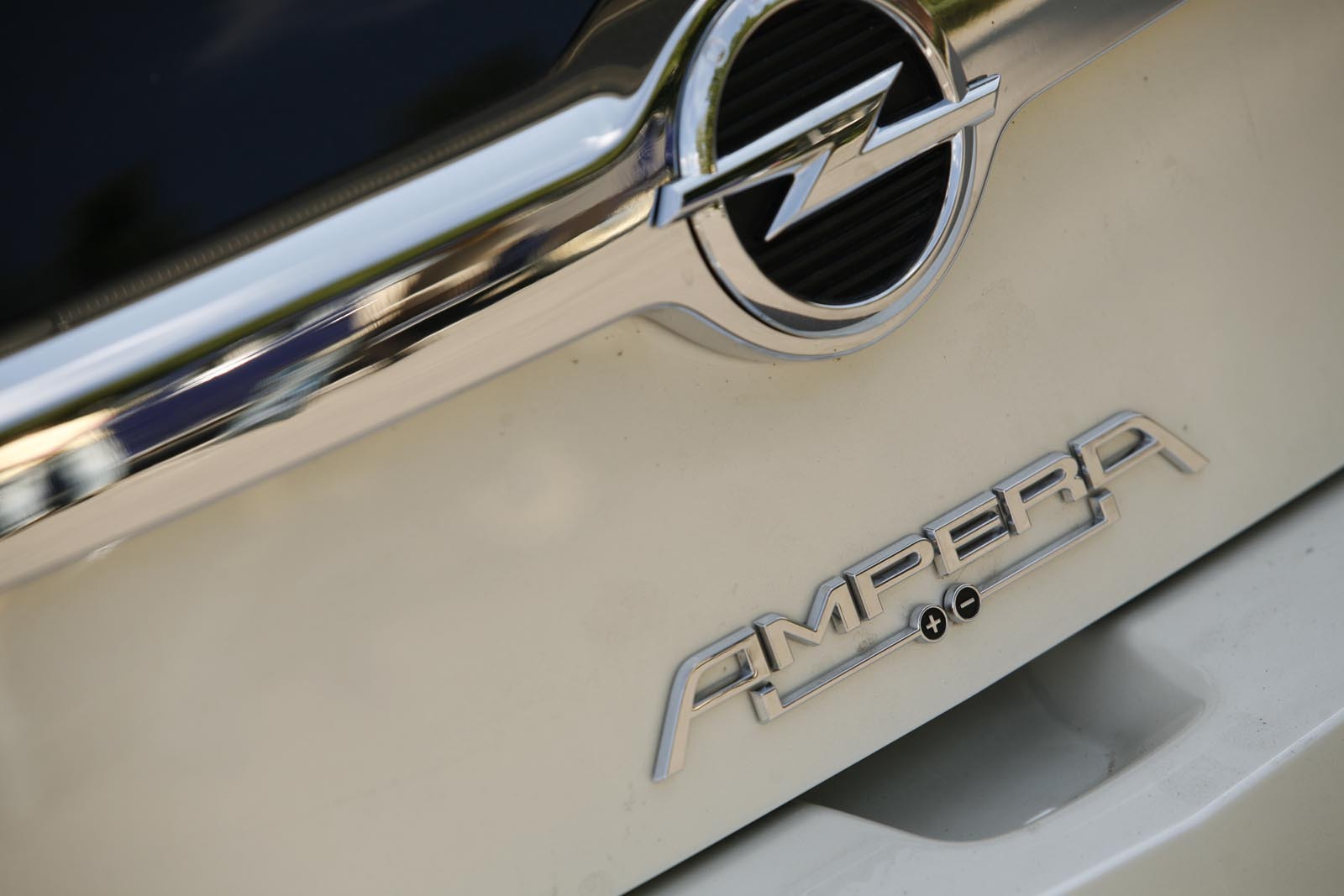 Opel Ampera va debuta pe piata din Romania in 2012, pentru un pret de 42.900 euro