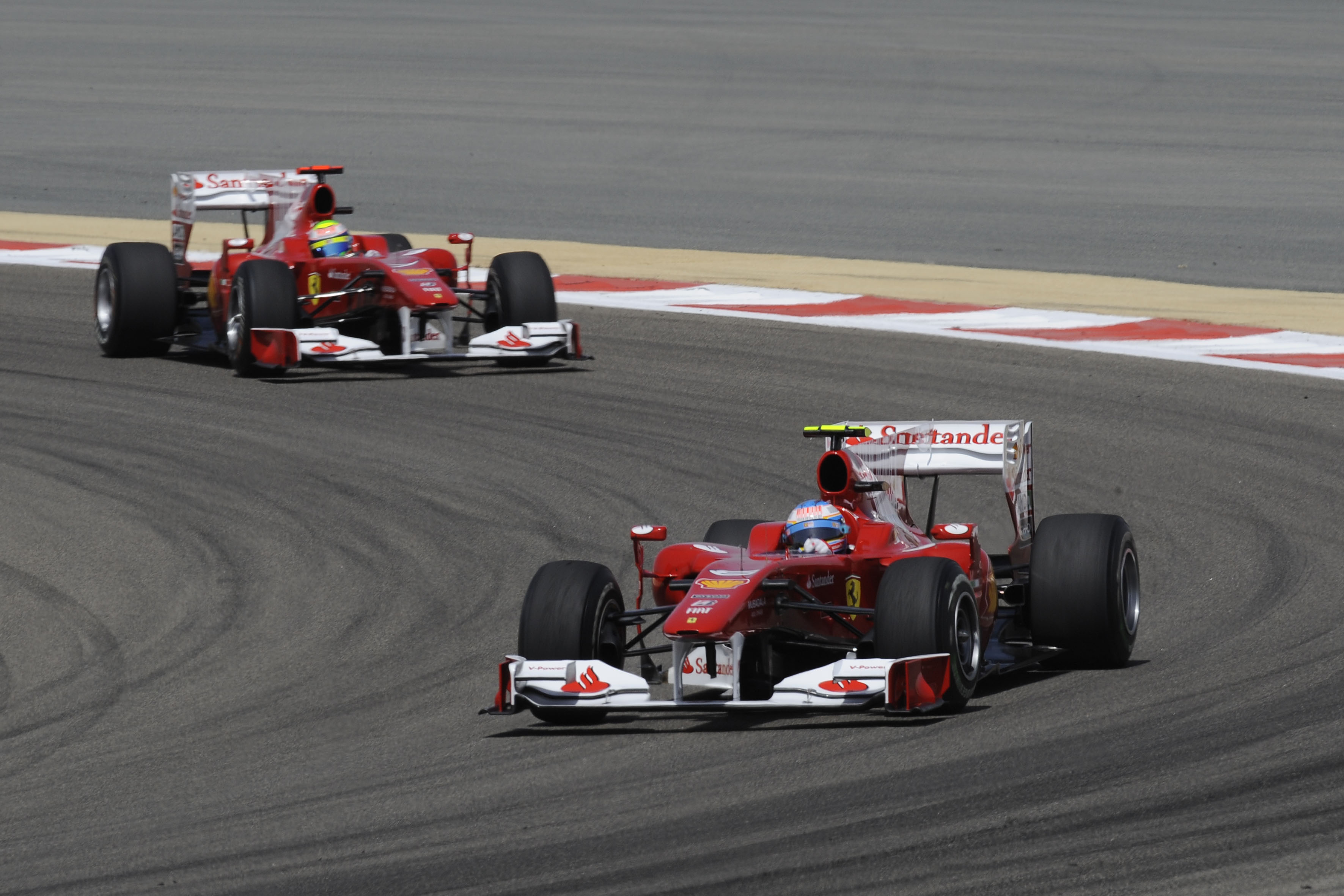 Alonso conduce în faţa lui Massa