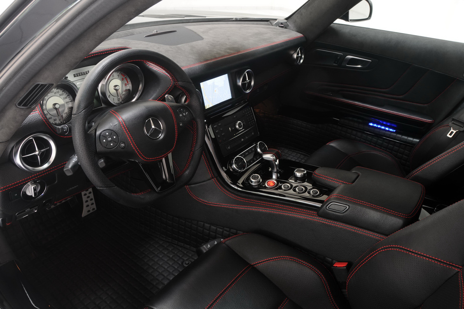 Interiorul lui Brabus SLS AMG este imbracat cu piele neagra, avand cusatura rosie