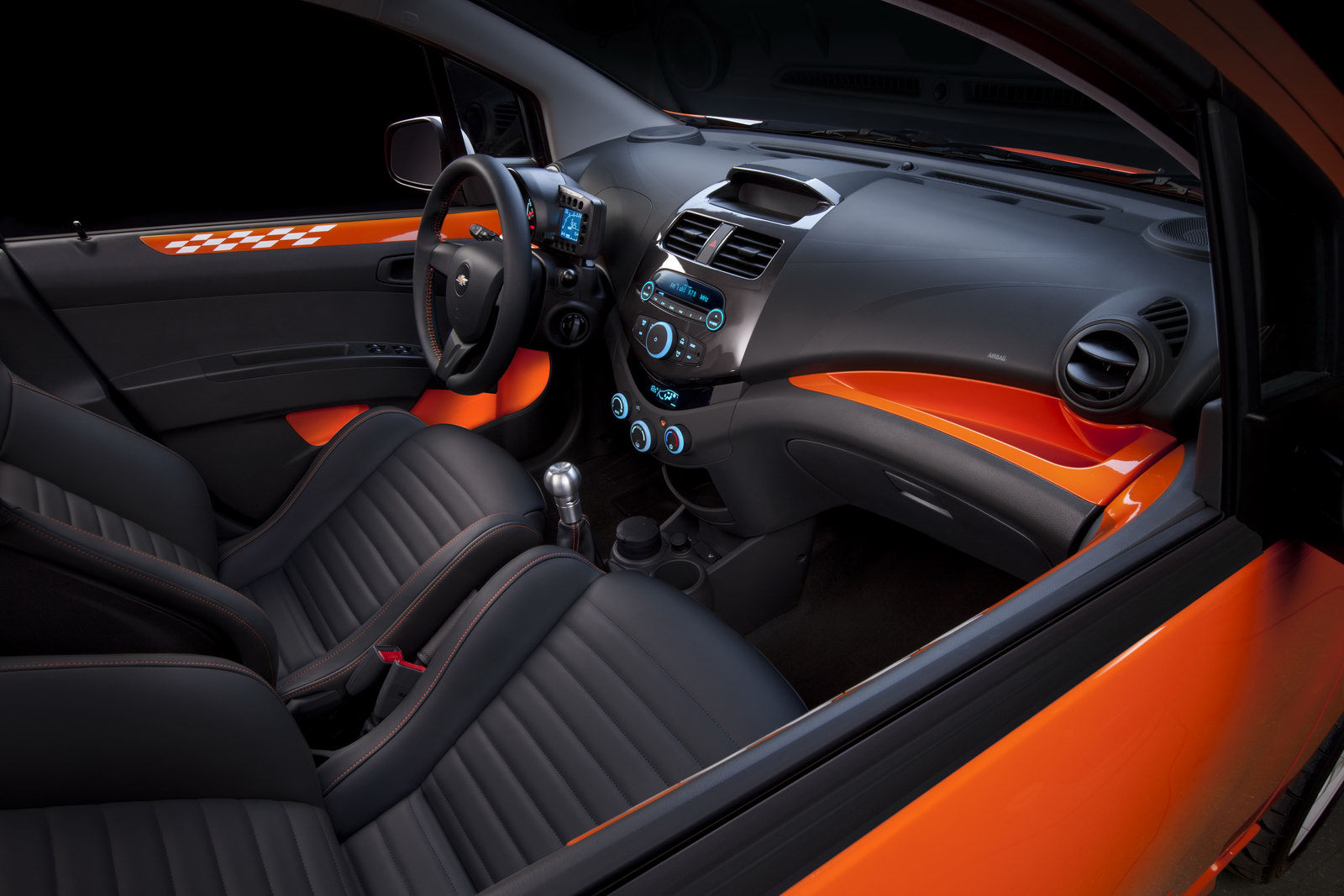 Interiorul lui Chevrolet Spark Z-Spec este personalizat in culori vii si scaune sport
