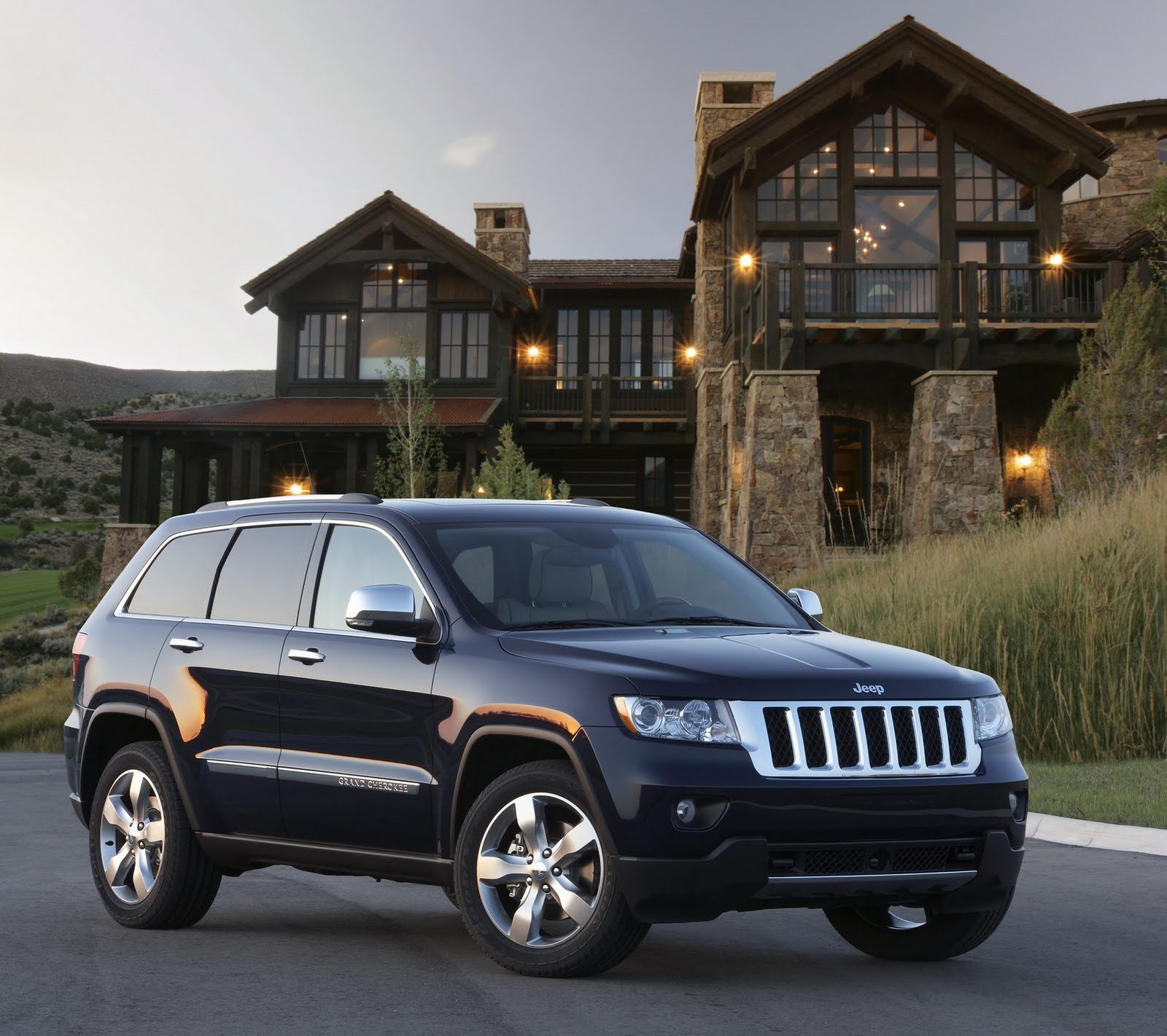 Jeep Grand Cherokee EV promite o autonomie de 100 de mile