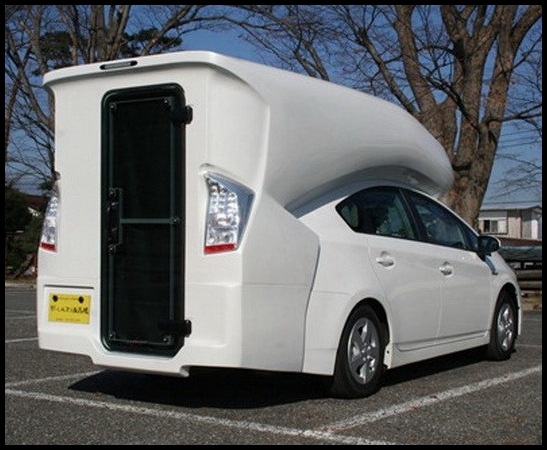 Pentru Toyota Prius Camper este oferita o gama variata de accesorii de camping
