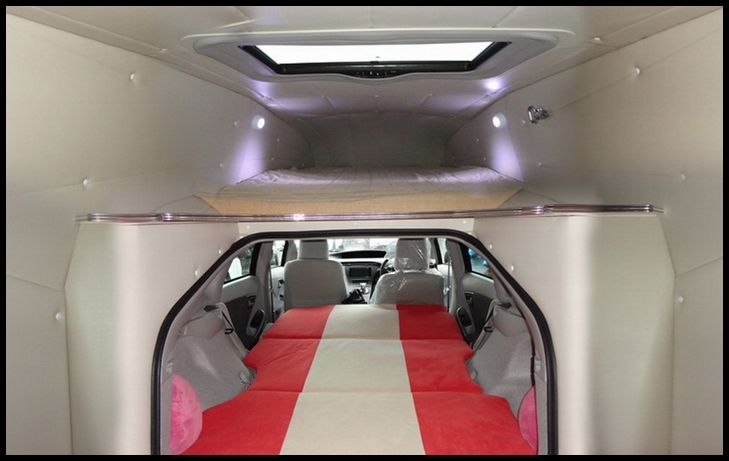 Interiorul lui Toyota Prius Camper ofera 4 locuri de dormit in regim de camping