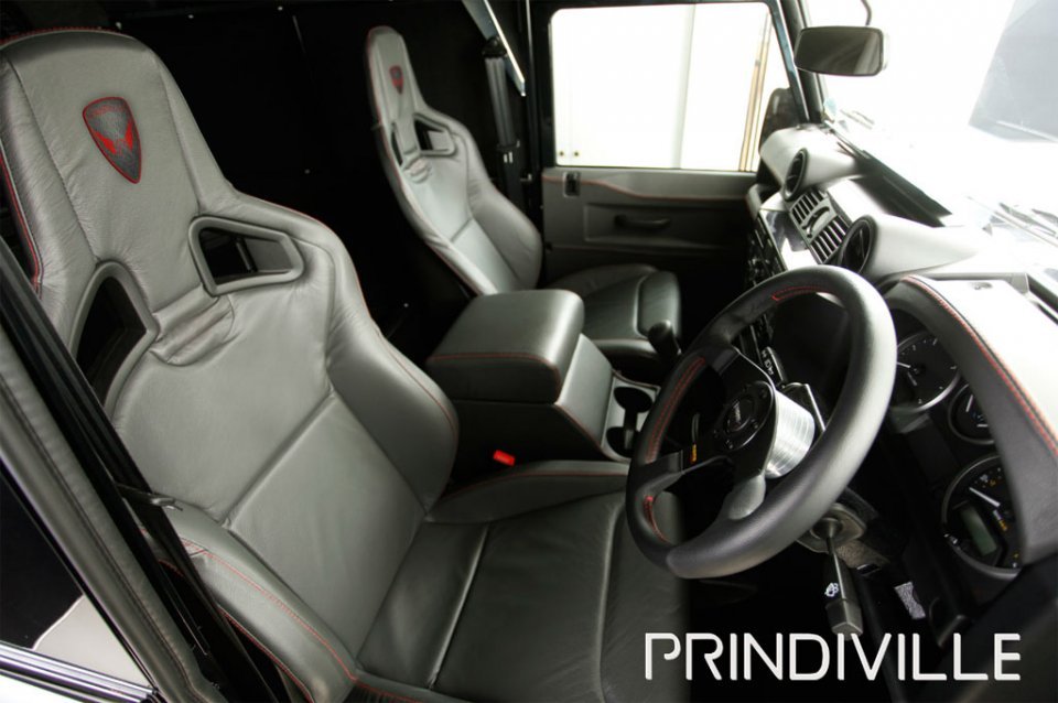 Interiorul lui Land Rover Defender Prindville este foarte luxos si e garnisit cu piele