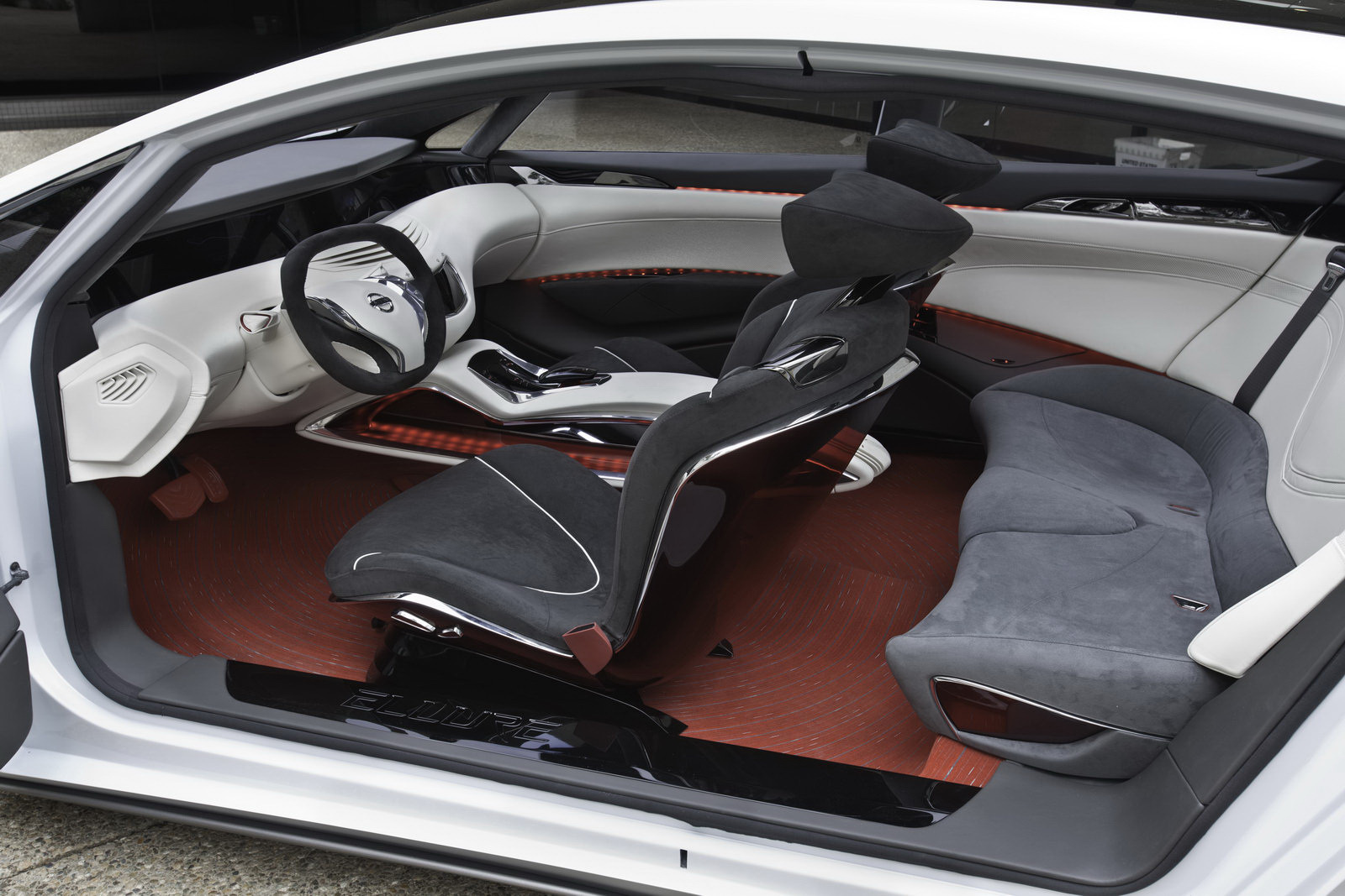 Interiorul lui Nissan Ellure este conceput ca un birou realizat cu bun gust