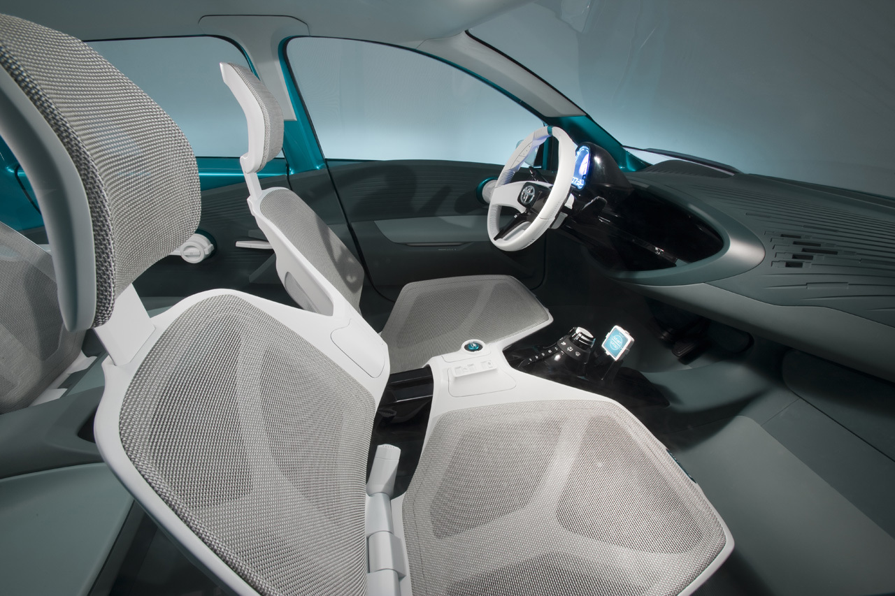 Conceptul Toyota Prius C are un interior simplist si gandit foarte pragmatic