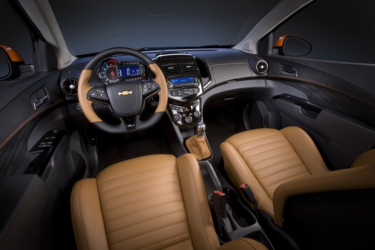 Interiorul lui Chevrolet Sonic Z-Spec pune accent pe sportivitate, dar si pe lux