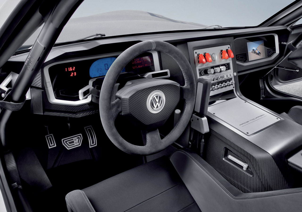 Interiorul lui Volkswagen Race Touareg 3 Qatar este complet modificat, cu exceptia roll-cage-ului