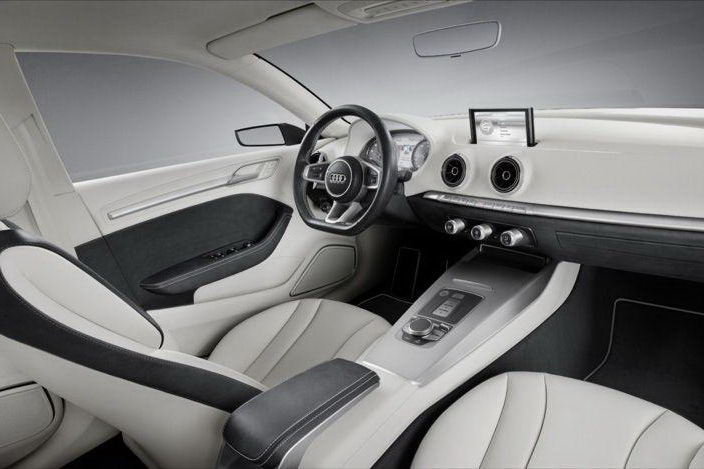 Interiorul lui Audi RS3 Sedan pune accentul pe simplitatea sportiva