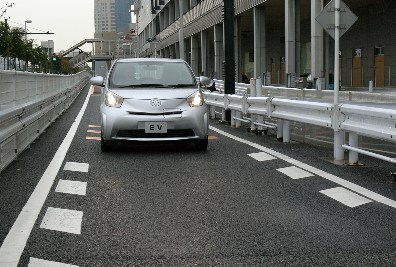 Toyota iQ EV are o autonomie maxima de 100 km si un demaraj 0-100 km/h in 14 secunde