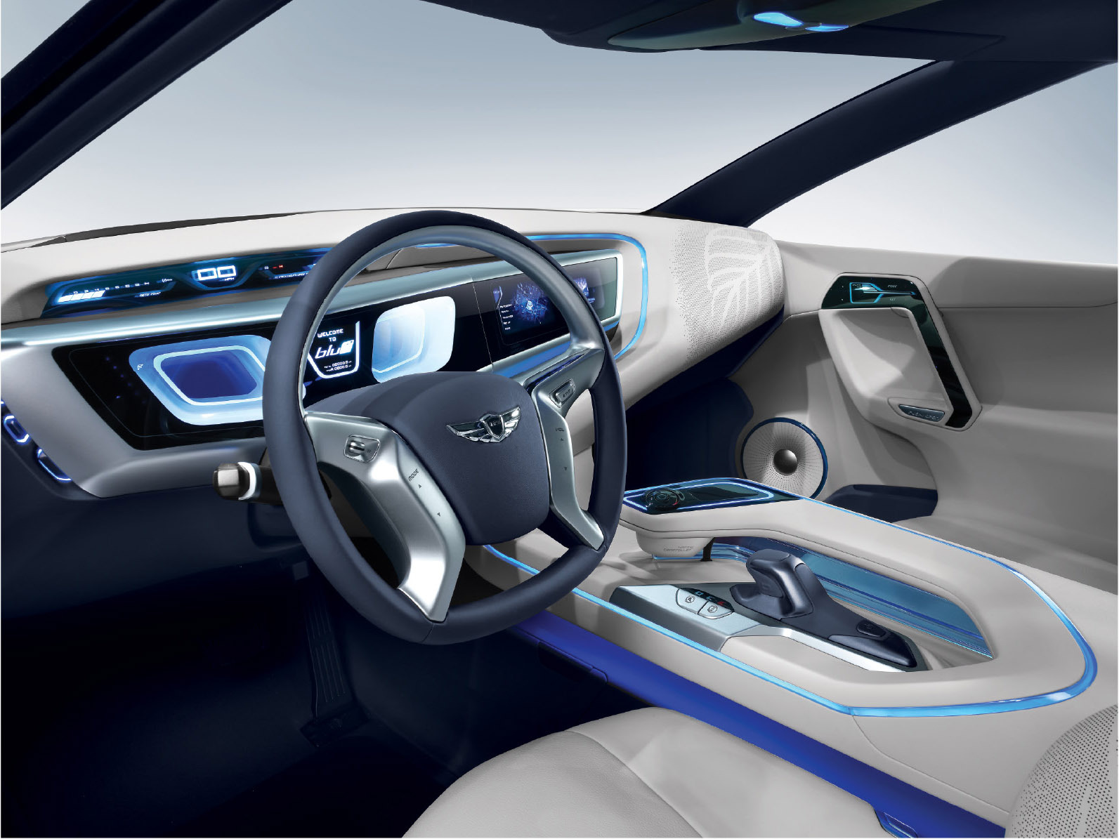 Hyundai Blue2 are un interior futurist, postul de conducere fiind apropiat de al unei nave... SF