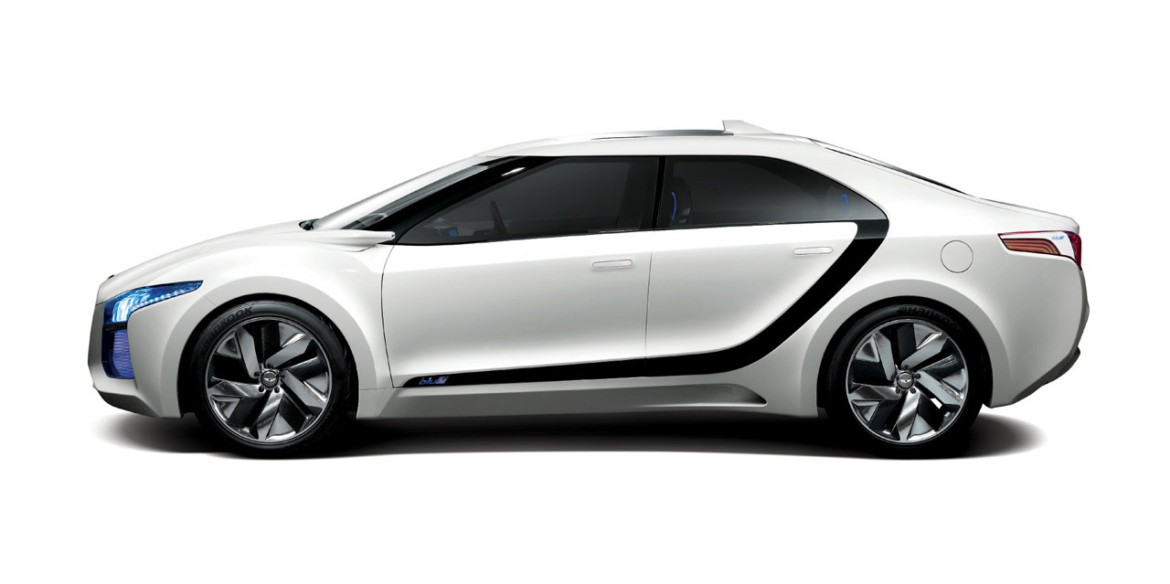 Fata de modelele actuale, Hyundai Blue2 are un stil mai simplist, dar si futurist