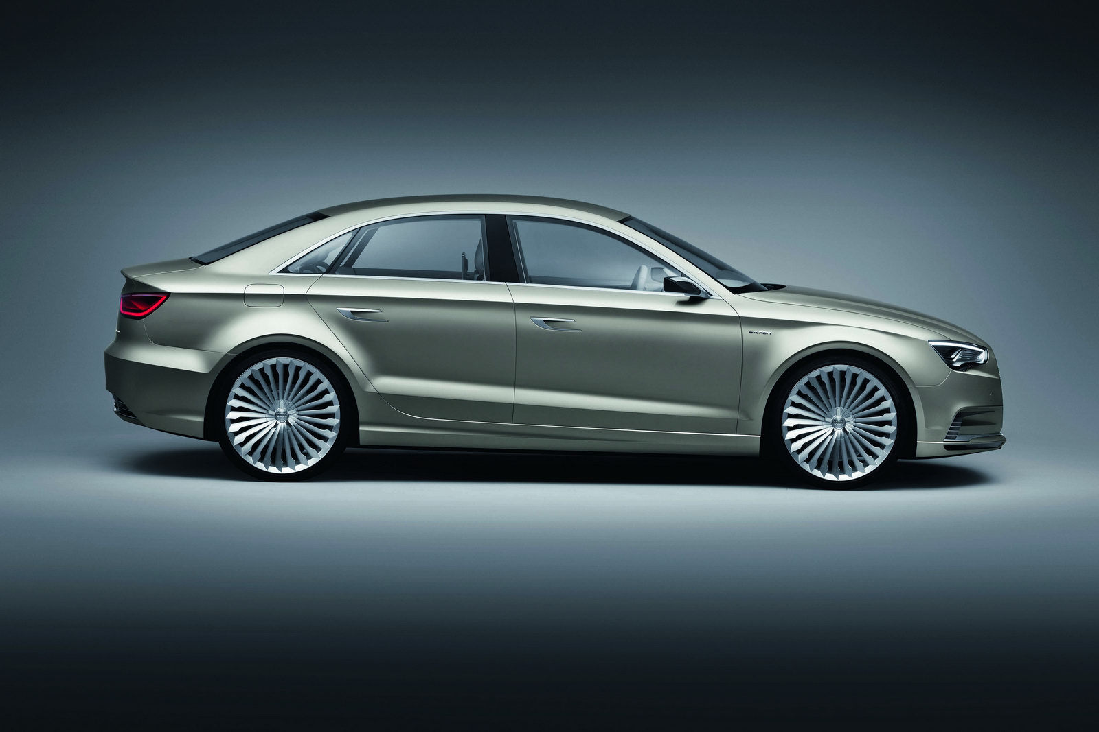 Audi A3 Sedan e-tron are un consum mediu de 2,2 litri/100 km, dupa noile cicluri de masurare