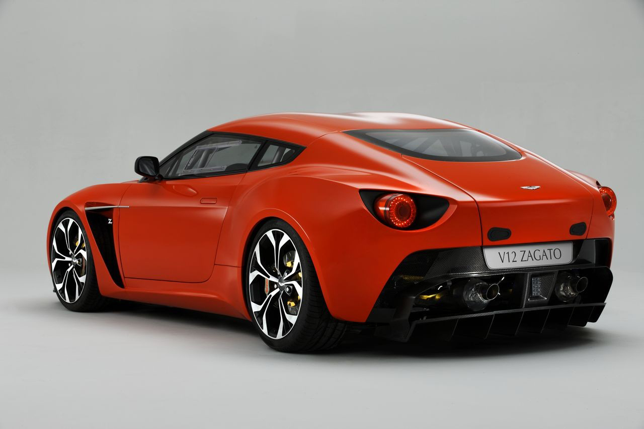 In partea din spate, Aston Martin V12 Zagato este modificat puternic