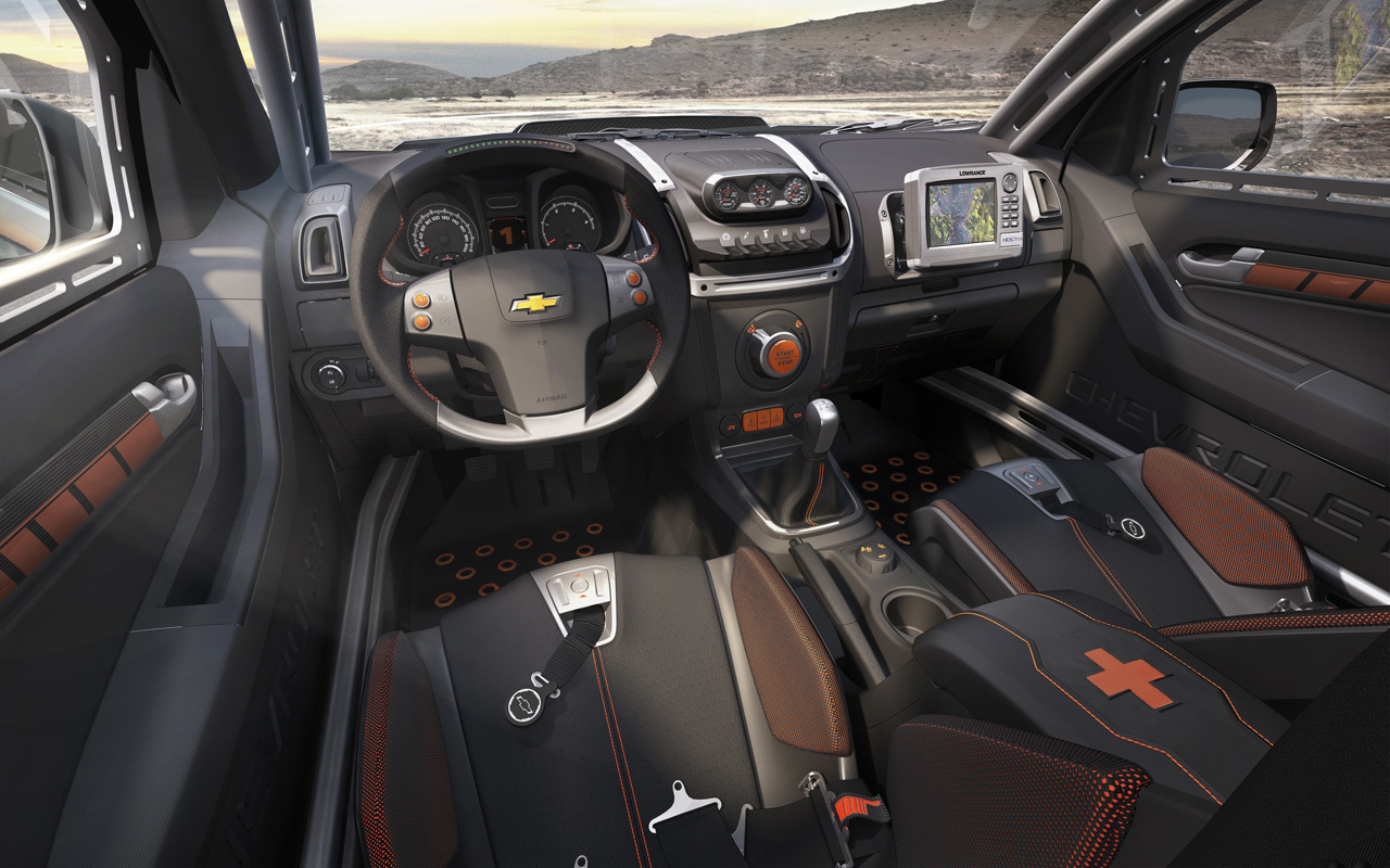 Interiorul lui Chevrolet Colorado Rally Concept are multe elemente specifice pentru rally raid