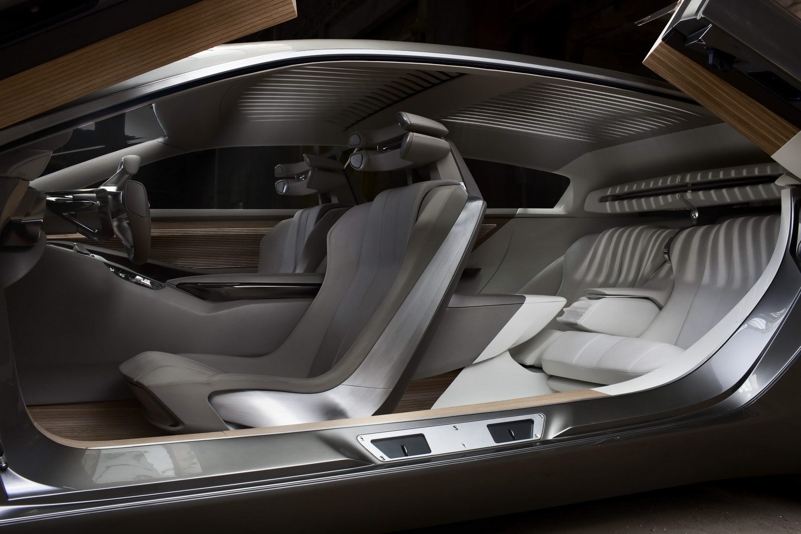 In Peugeot HX1 se poate crea o atmosfera de lounge, iar accesul este prin patru usi tip Lambo