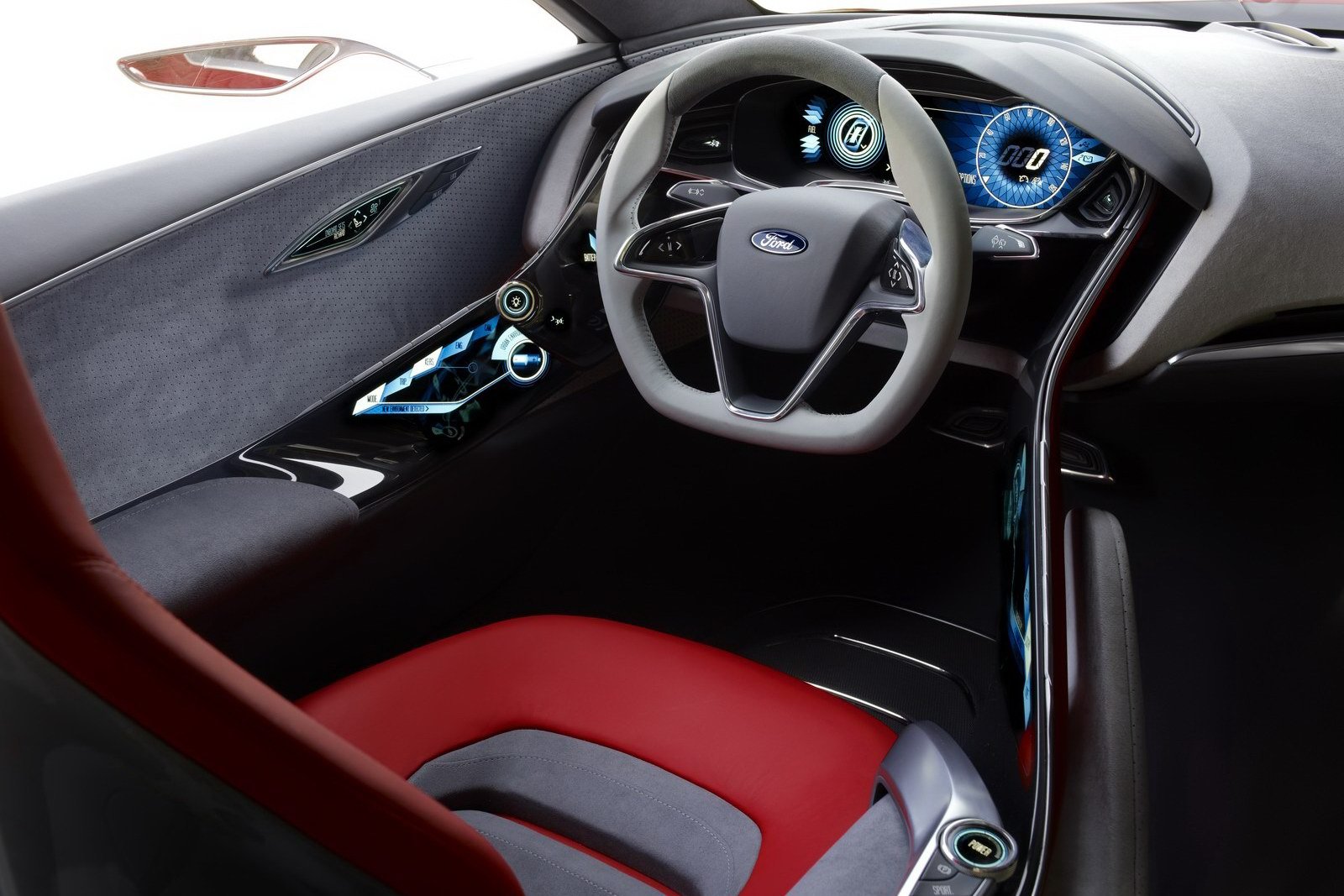 Interiorul lui Ford Evos beneficiaza de multe sisteme de asistenta inteligenta a soferului