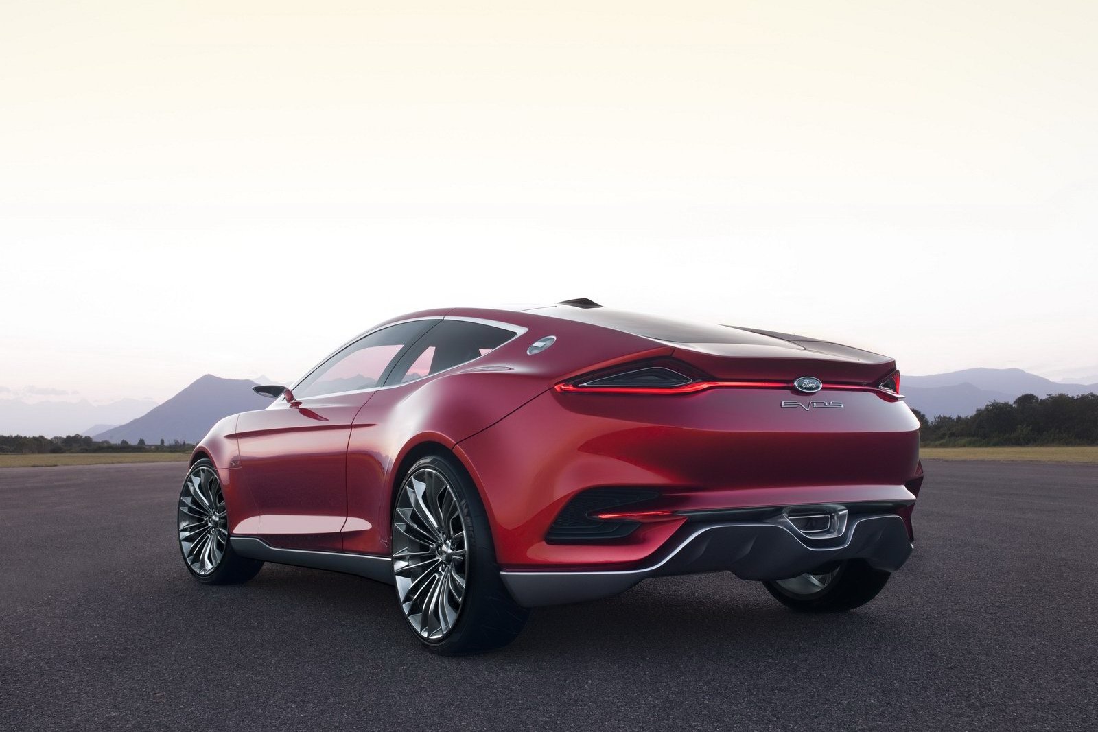 Ford Evos Concept are un design futurist si matur, fiind posibil sa prefigureze noul Capri