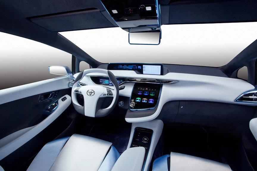 Toyota FCV-R are un interior futurist, oferind spatiu pentru 4 pasageri si bagajele lor