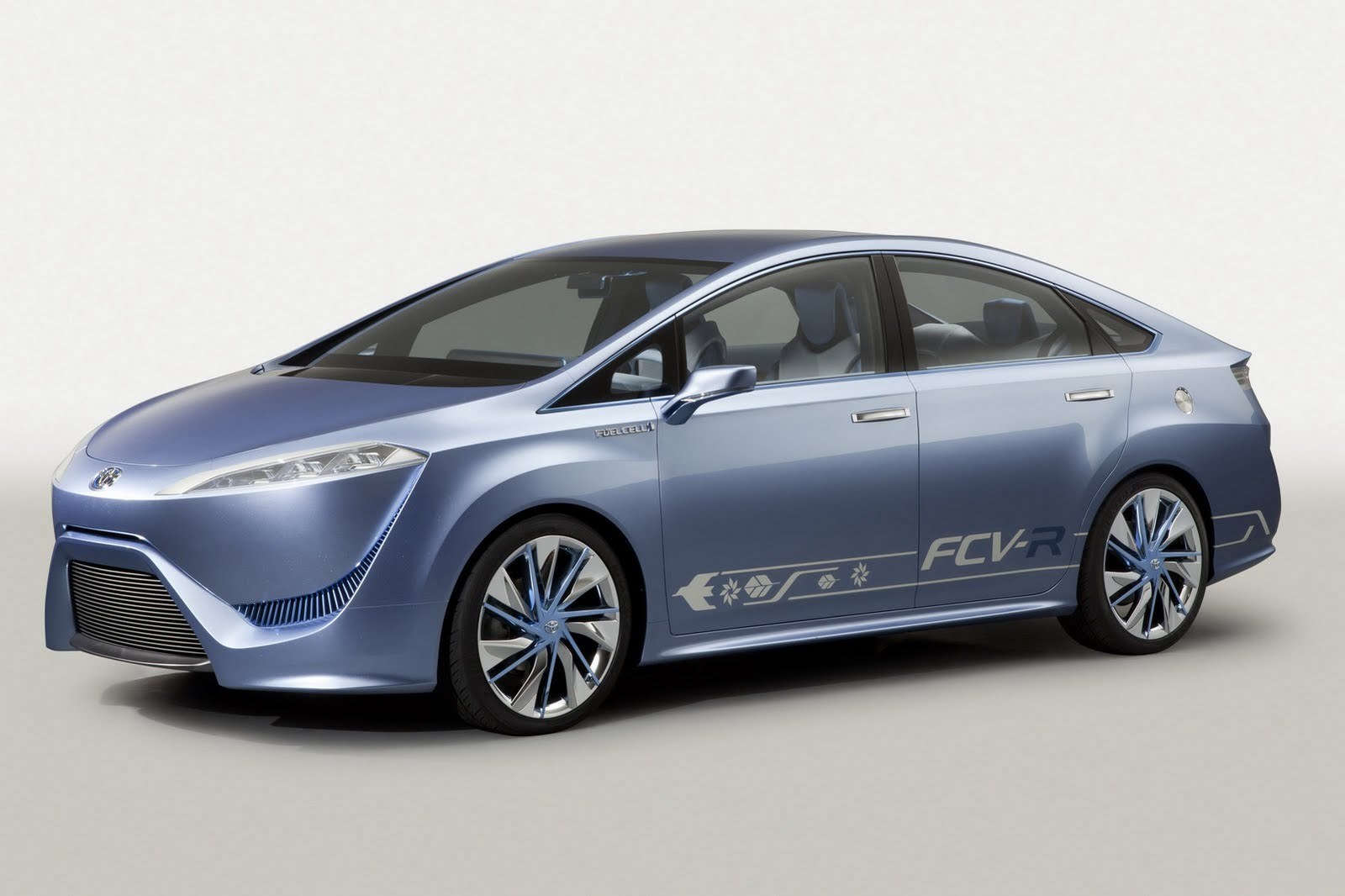 Toyota FCV-R vine cu idei bizare de design, iar sistemul fuel-cell este plasat sub podea