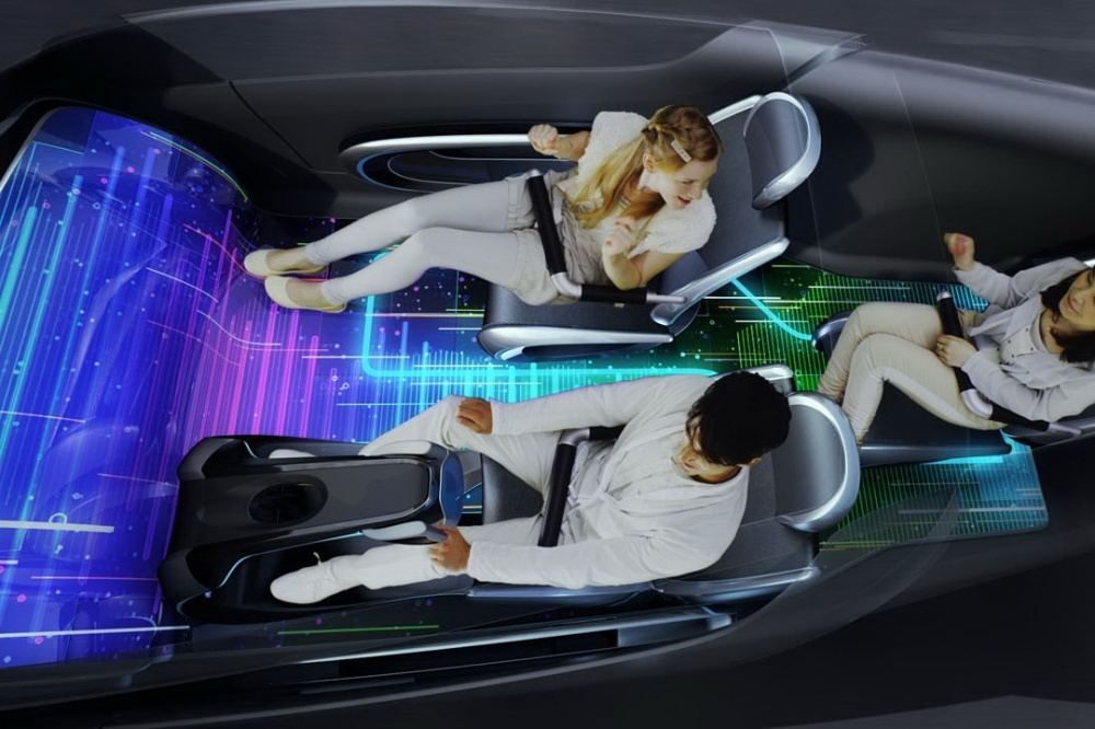 Interiorul lui Toyota Fun Vii poate acomoda 3 pasageri si ofera o ambianta futurista