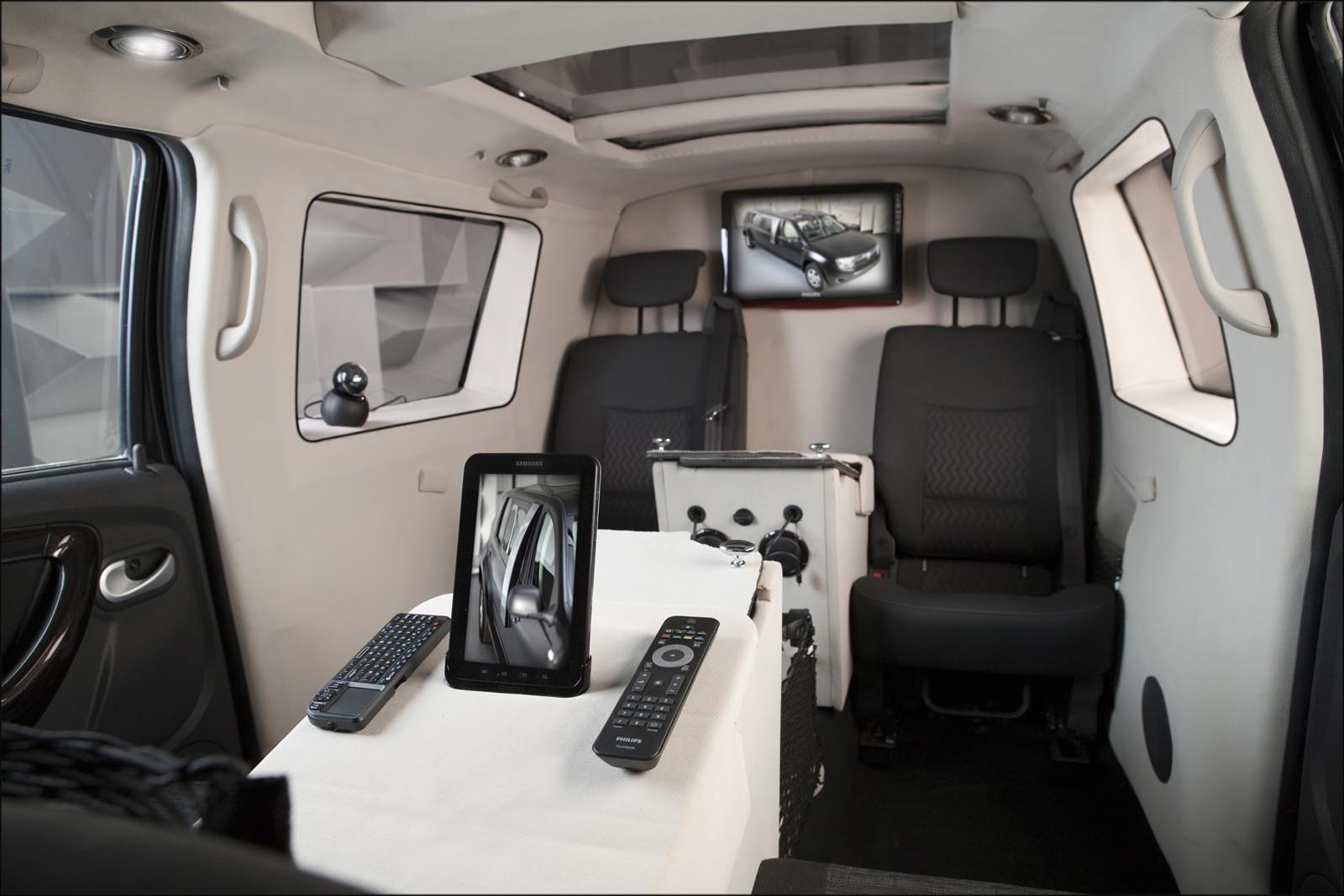 Interiorul lui Duster Birou Mobil este plin de gadgeturi electronice, pentru videoconferinta