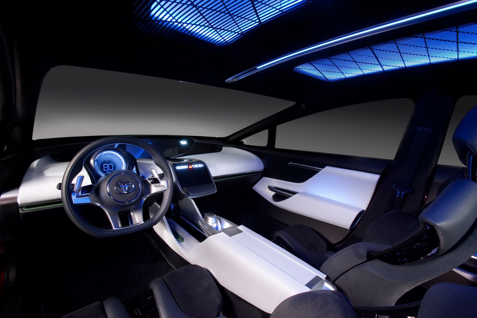 Interiorul lui Toyota NS4 Concept este futurist, spatios si high-tech