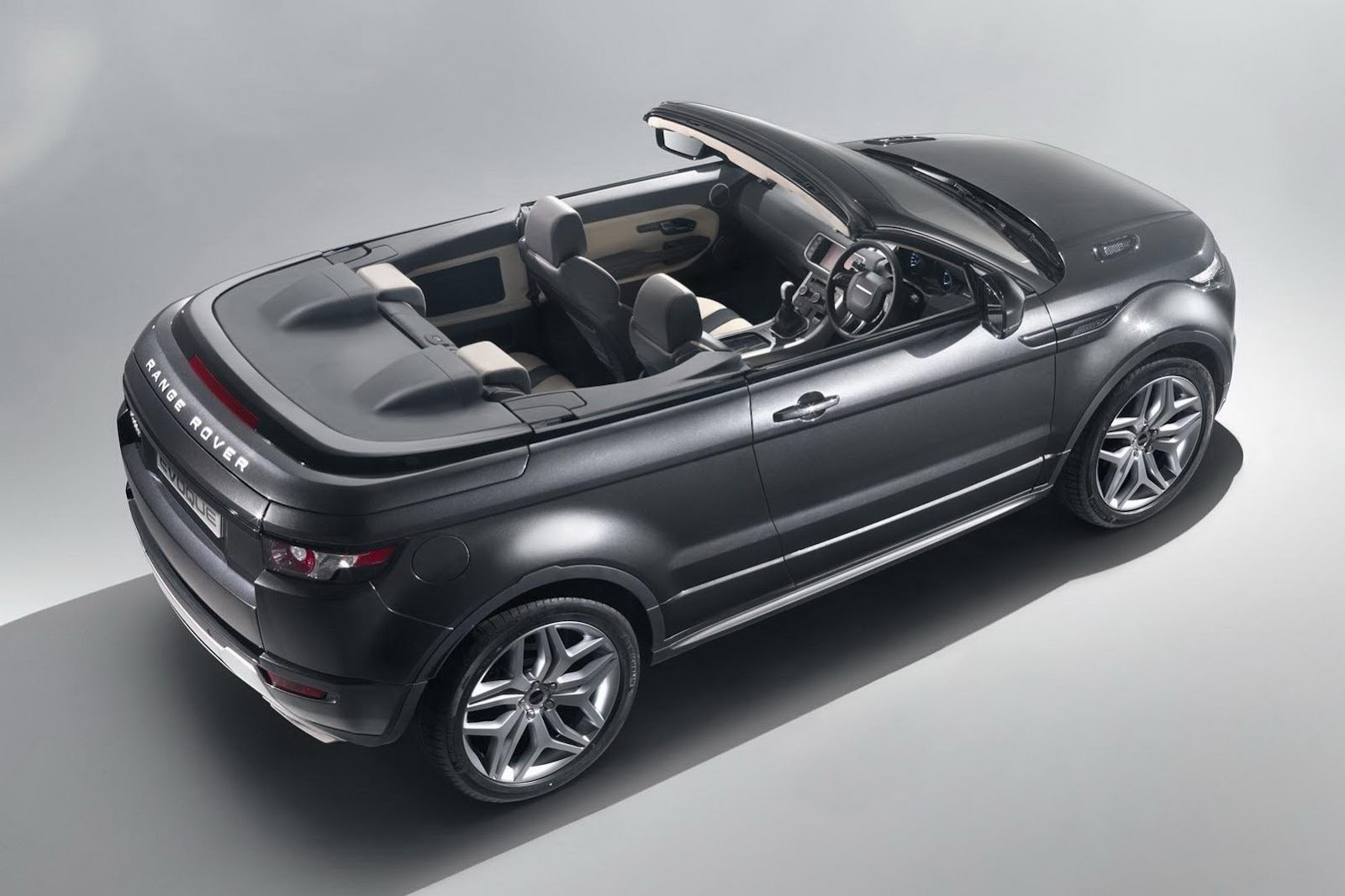Range Rover Evoque ofera 4 locuri, iar acoperisul textul se retrage sub un capac in spate