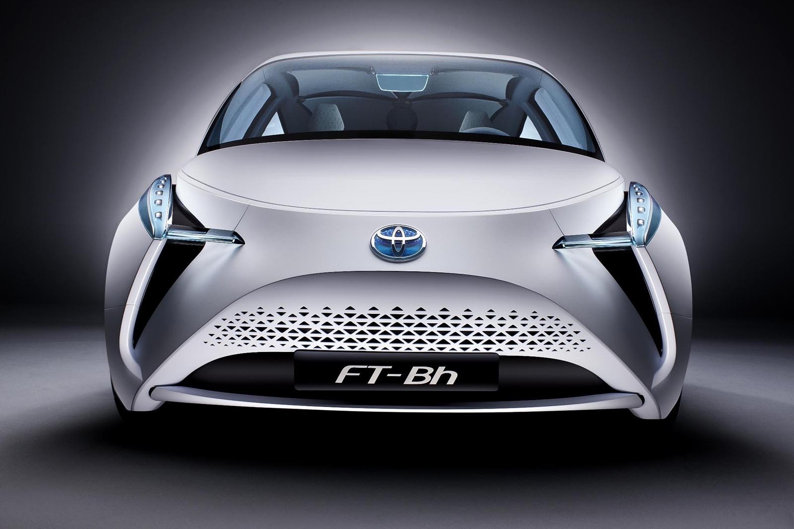 Toyota FT-Bh foloseste un sistem hibrid: un motor in 2 cilindri de 1,0 litri si un motor electric