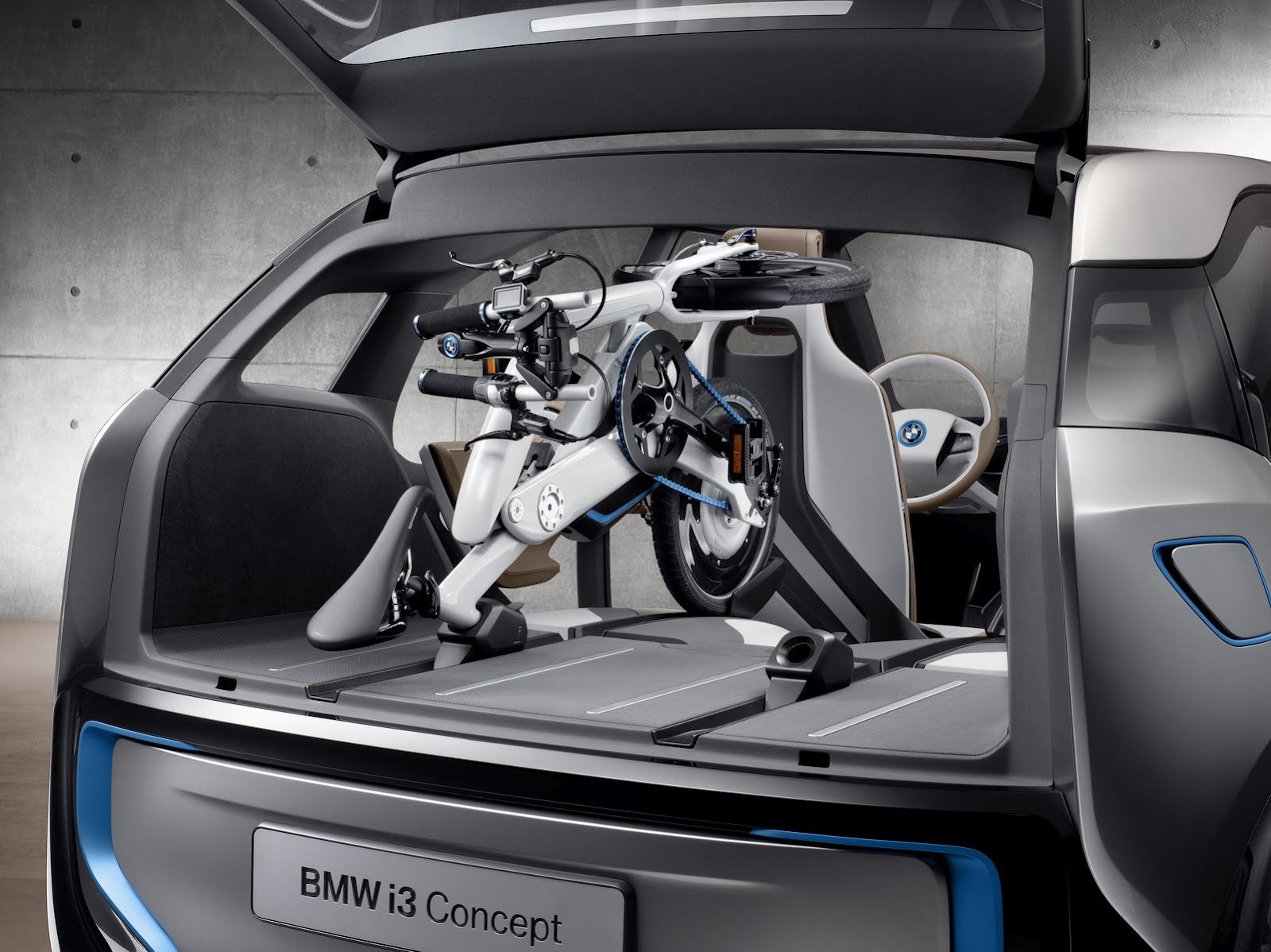 In portbagajul lui BMW i3 incap doua biciclete electrice BMW i Pedelec