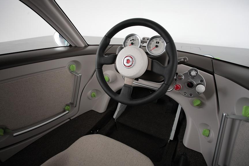 Interiorul lui Toyota Camatte ofera 3 locuri, fiind simplist, dar avand si caracter didactic