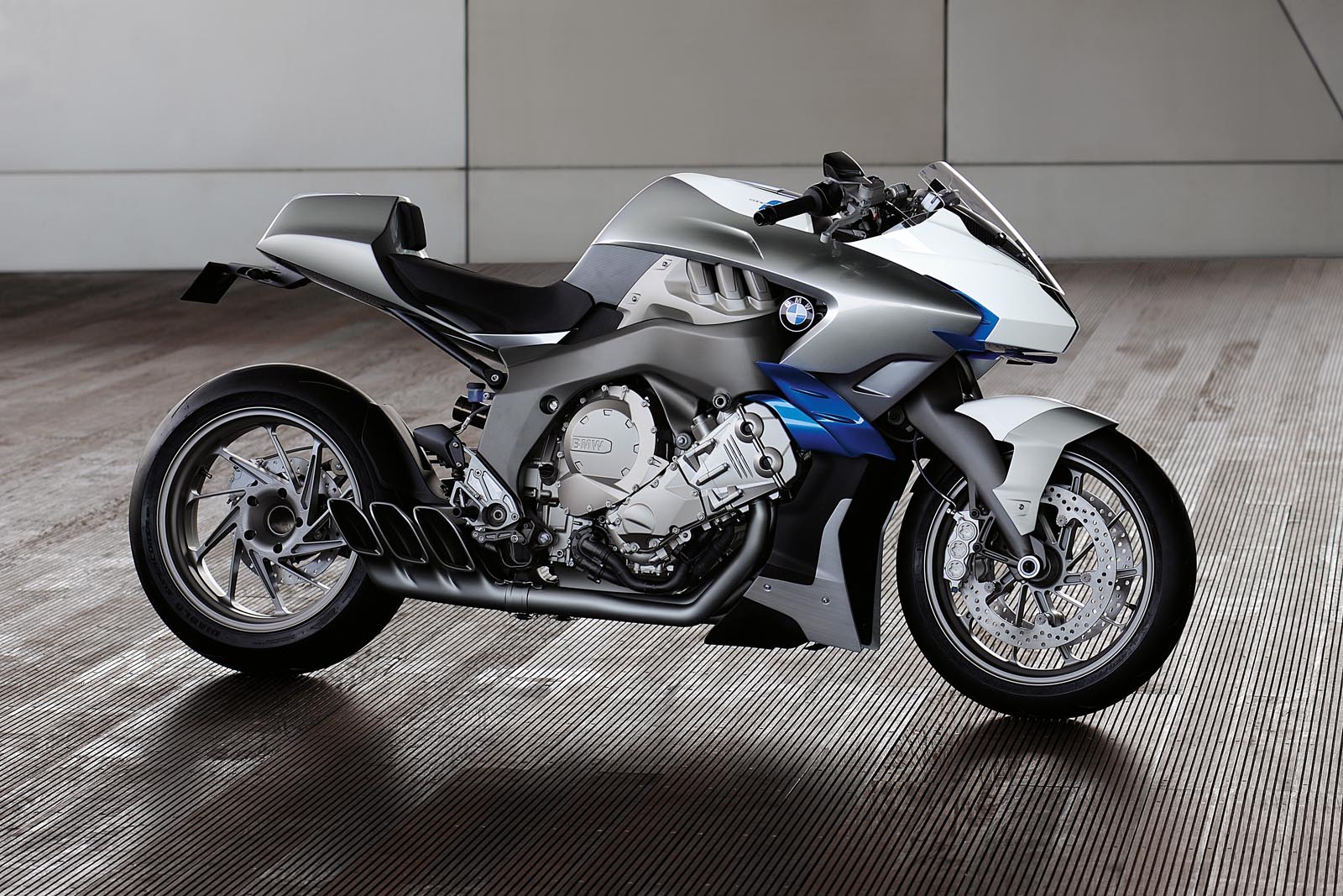 BMW Concept 6 este prima motocicleta bavareza care adopta motorul 6 in linie