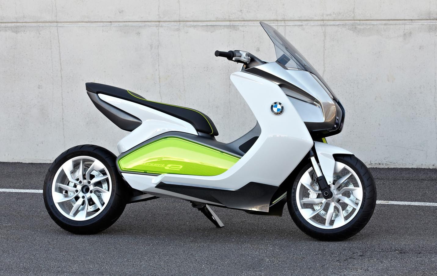 La finalul lui 2011, BMW va scoate doua maxi-scutere premium ca modele de serie