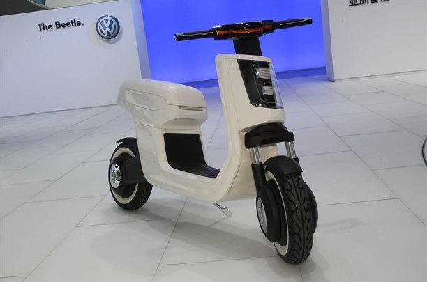 Volkswagen E-Scooter are o autonomie de 40 km, iar viteza maxima e de 50 km/h